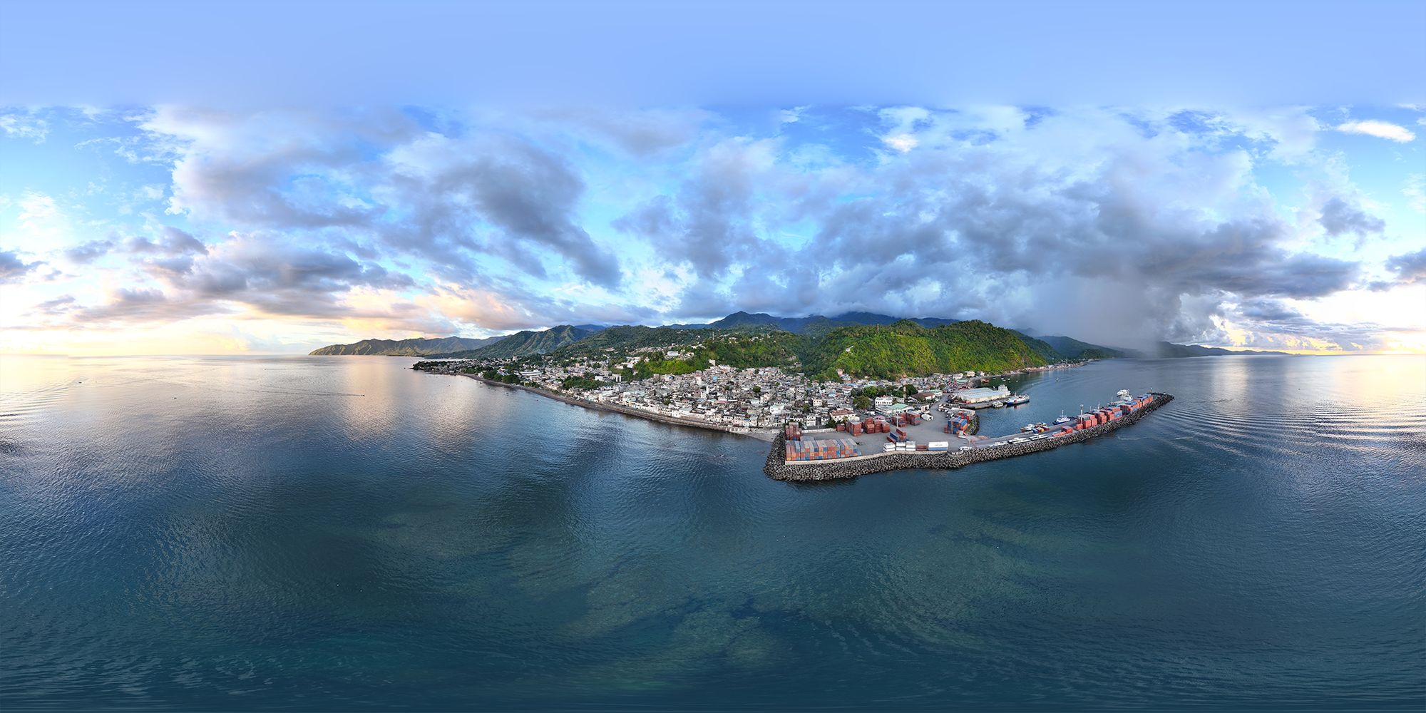 Vue aérienne panoramique d’une ville côtière de Madagascar, par Dagoskyline