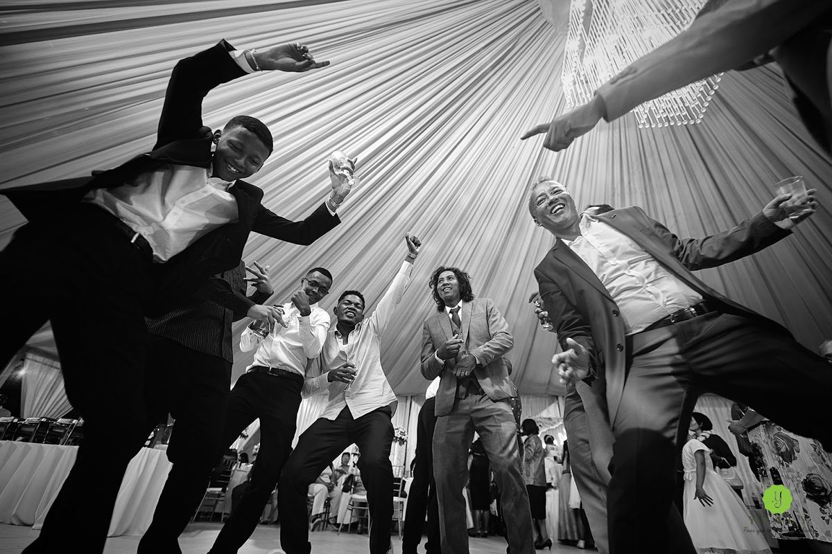 Invités dansant lors d’une soirée de mariage, en noir et blanc